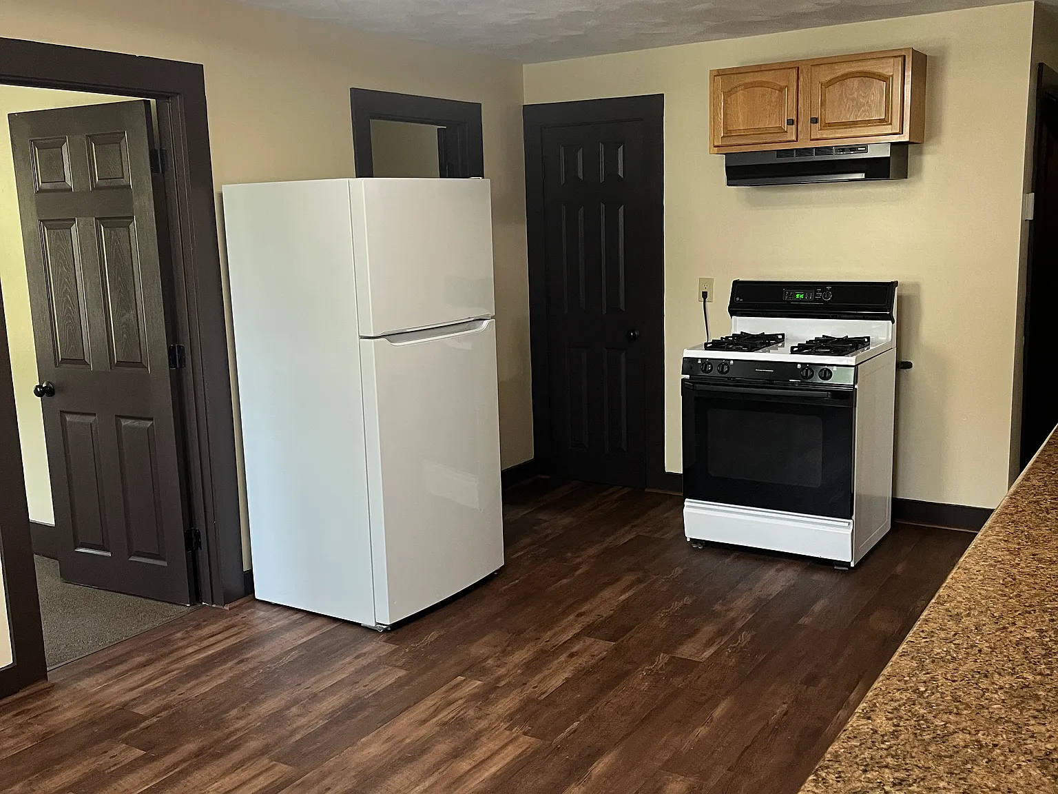 3 bed, 960 sqft, $2,000 — Photo 3
