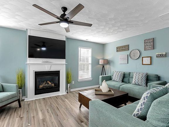 Lots of natural light & ample seating