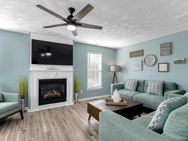 Lots of natural light & ample seating