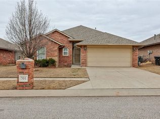 701 SW 44th St, Moore, OK 73160