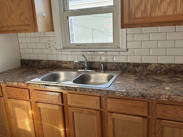 1652 Roosevelt Ave — Photo 9