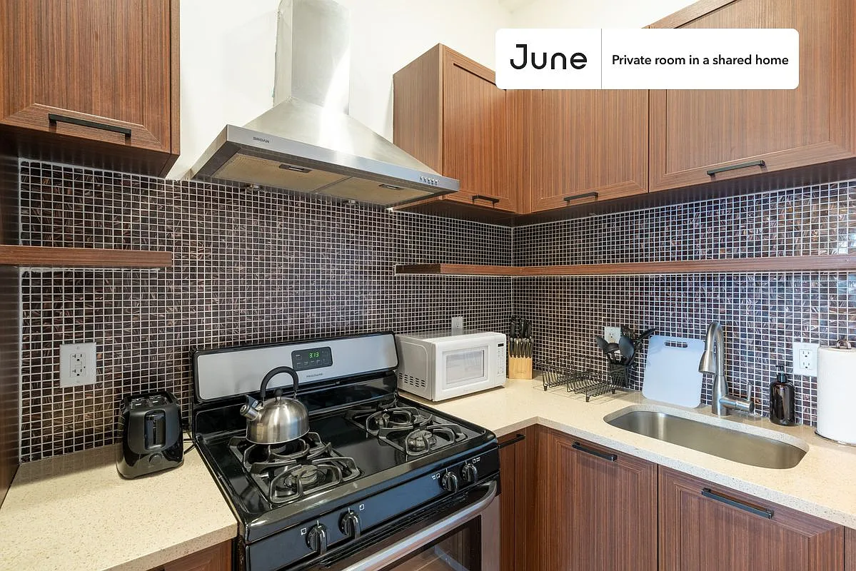 Queen bedroom in 3 bed/2 bath home in Bushwick #892 A — Photo 4