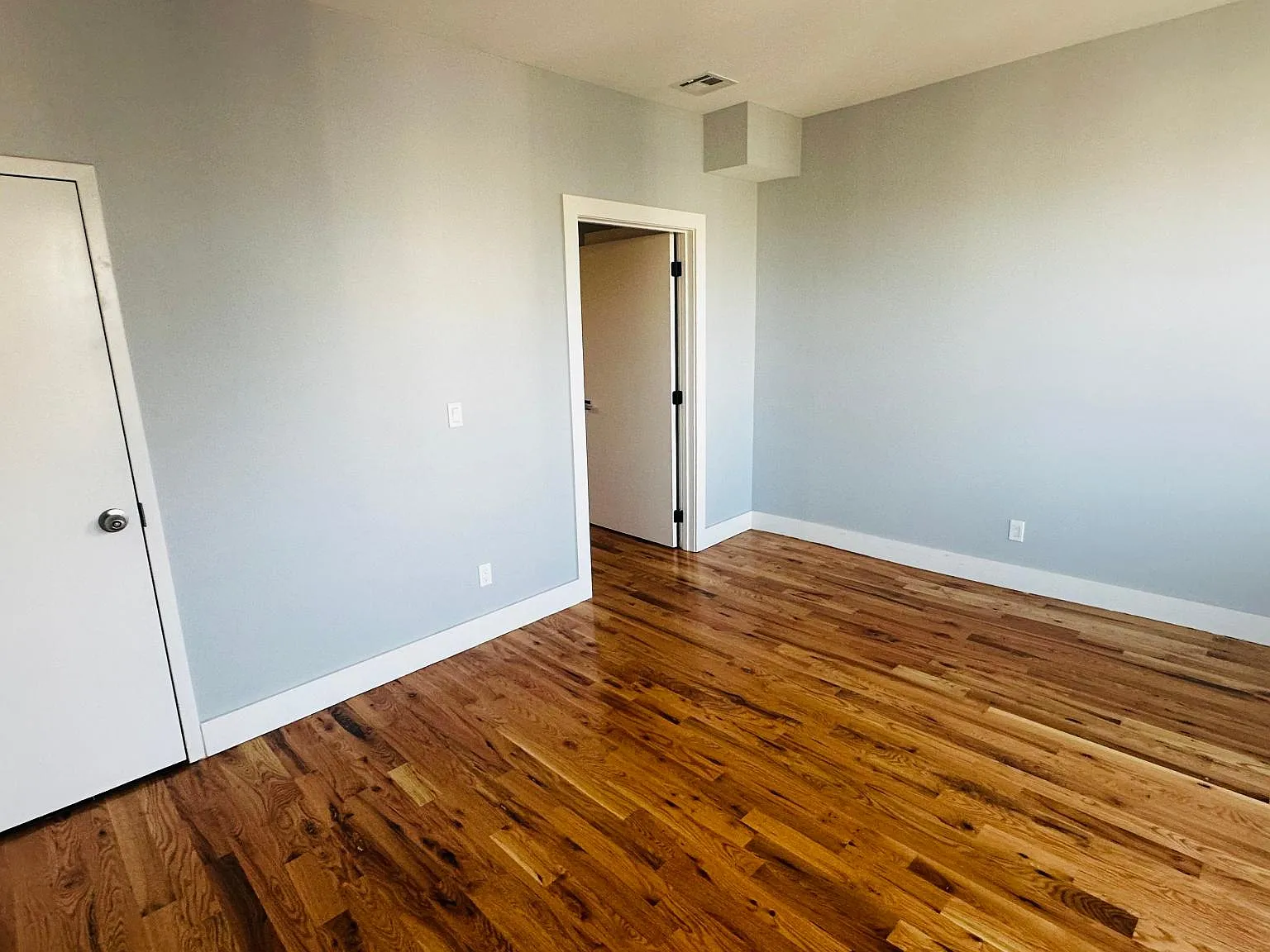 3 bed, 900 sqft, $2,750 — Photo 2