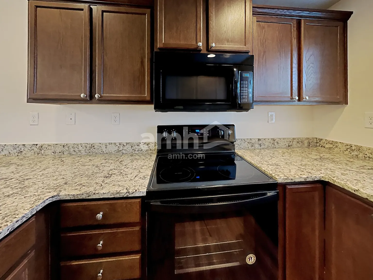 3 bed, 2.0 bath, 1244 sqft, $2,190 — Photo 4