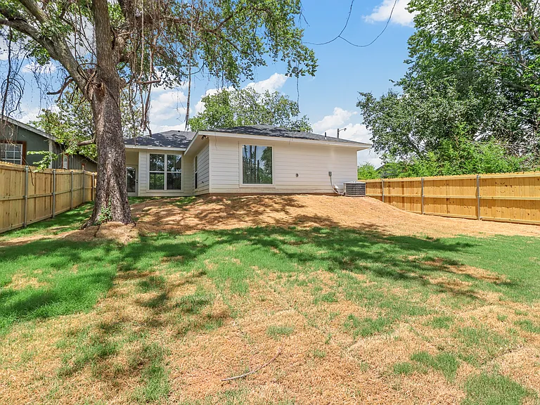508 W Johnson St — Photo 14