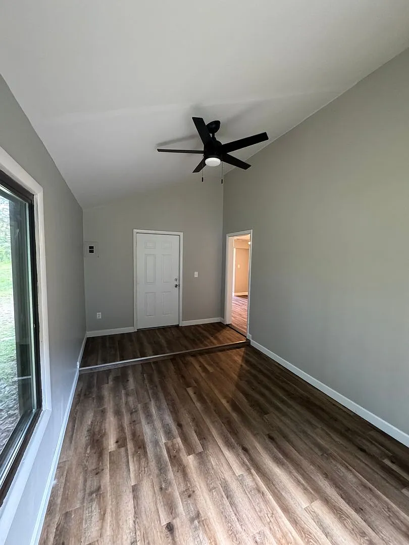 Complete Remodel - Beautiful 4 Bedroom House For Rent — Photo 3