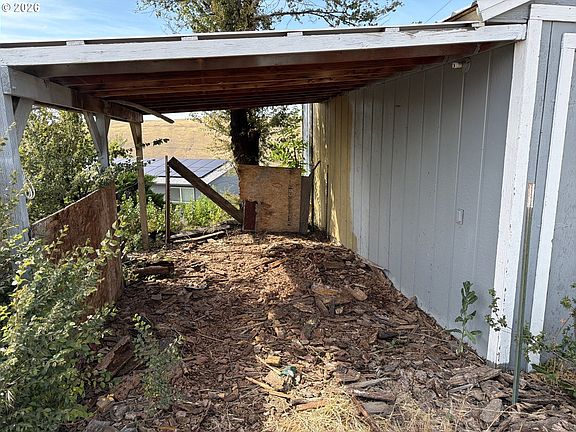 3rd image of 40 NE Mount Hebron Dr