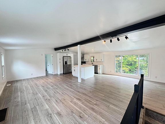 3rd image of 2975 Pleasant Dr NE