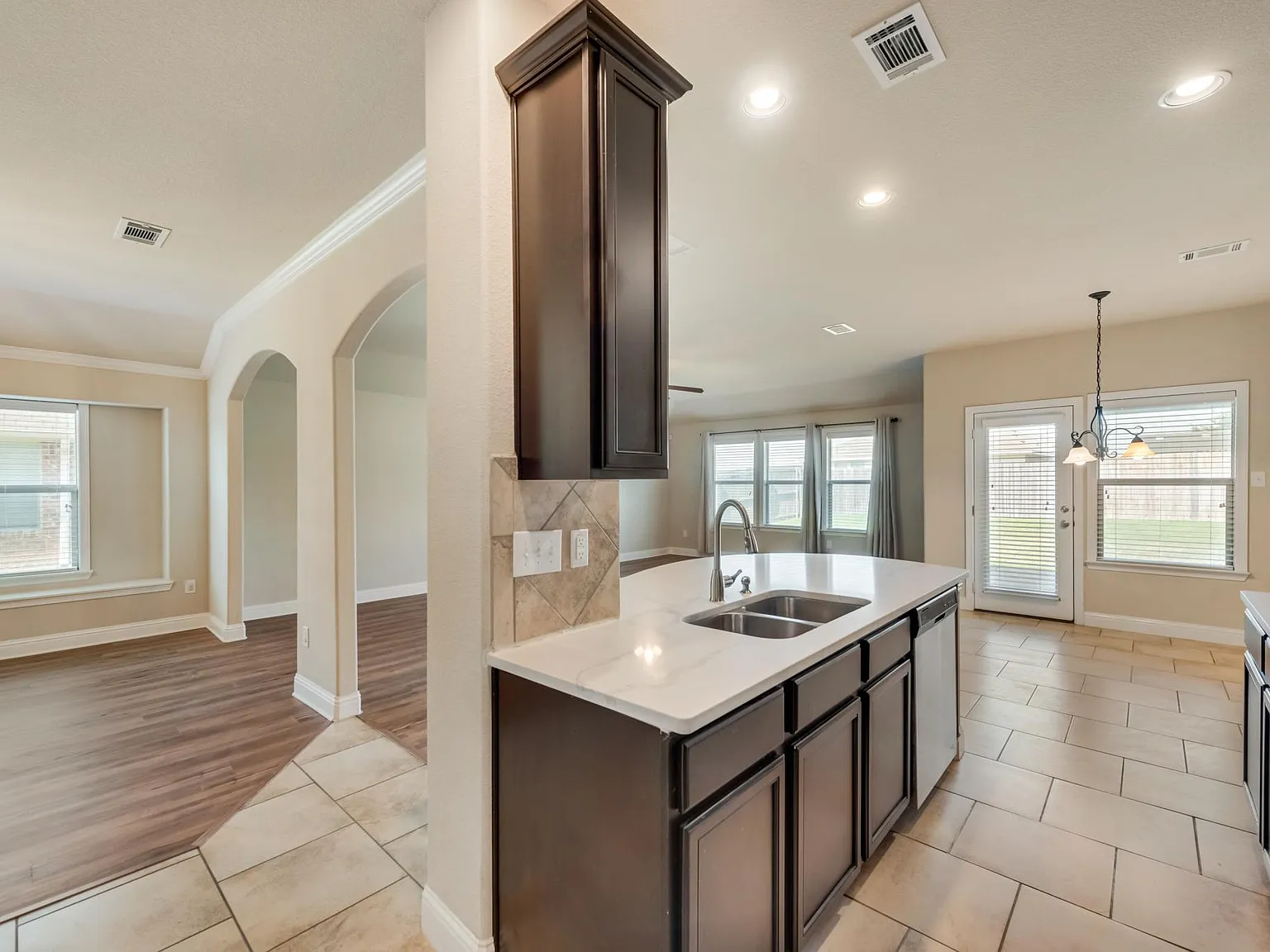 3 bed, 2090 sqft, $2,200 — Photo 3