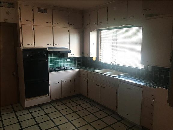 4th image of 2401 Coggin Ave