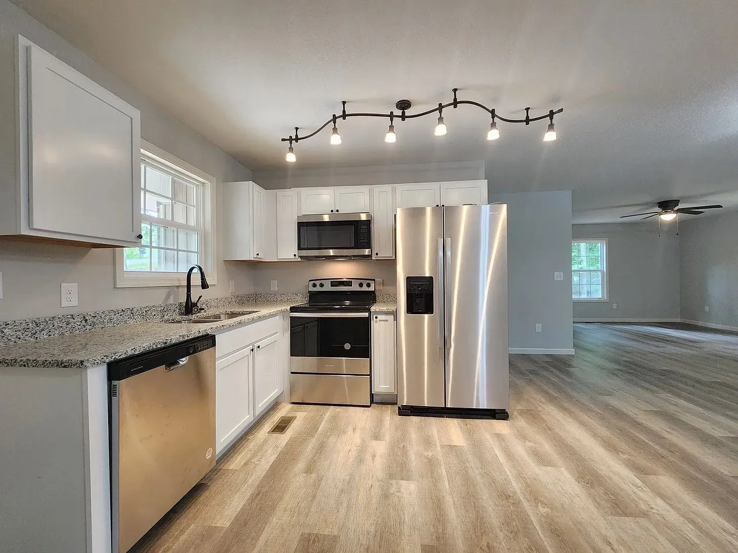 Stunning 3-Bedroom All-Brick Home with New Appliances & Large Deck in Kodak, TN — Photo 2