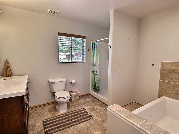 4th image of 2046 Lakeview Ln