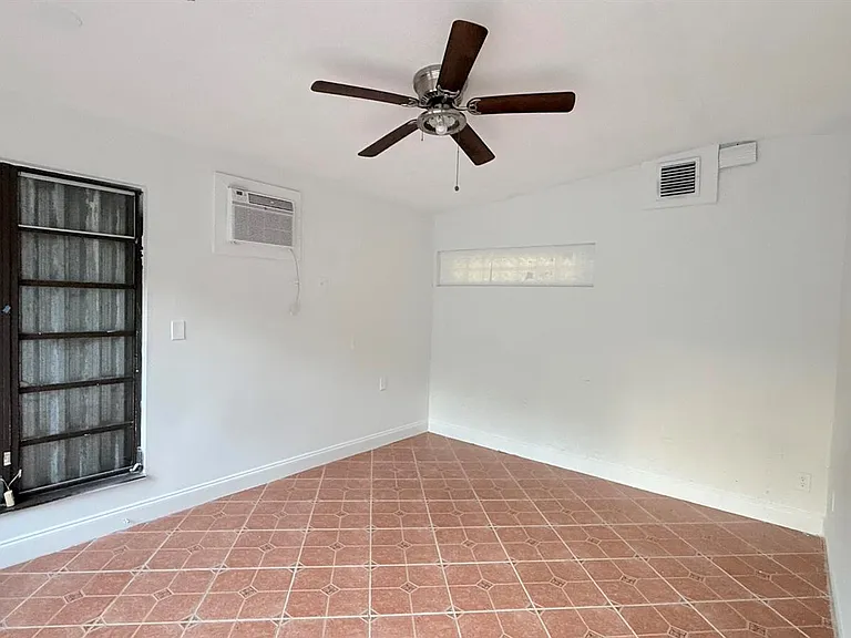 4313 NW 6th Ave — Photo 14