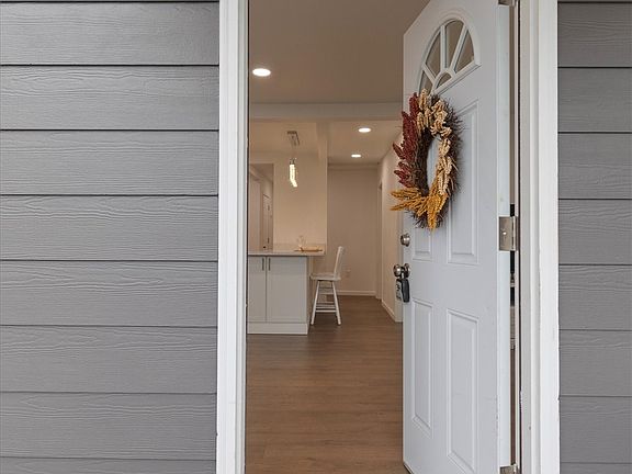 4th image of 126 S Vista Way
