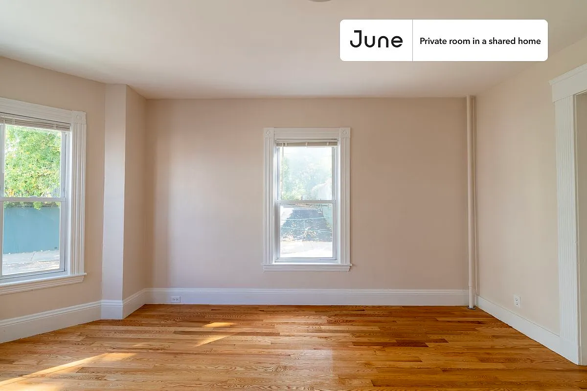 Queen bedroom in 7 bed/2 bath home in Allston #1734 A — Photo 2