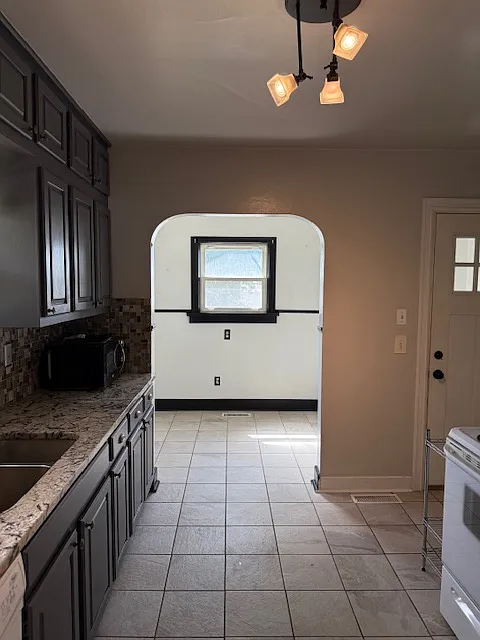 3 bed, 2388 sqft, $1,875 — Photo 4