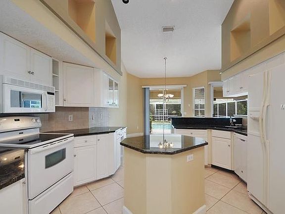4th image of 6722 Fairway Cove Dr
