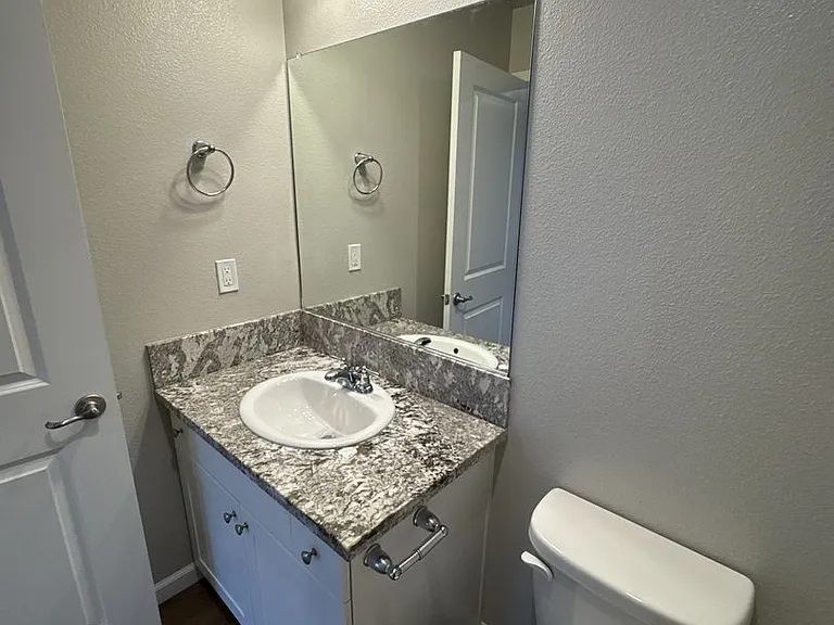414 S Summit St #101-104 — Photo 25