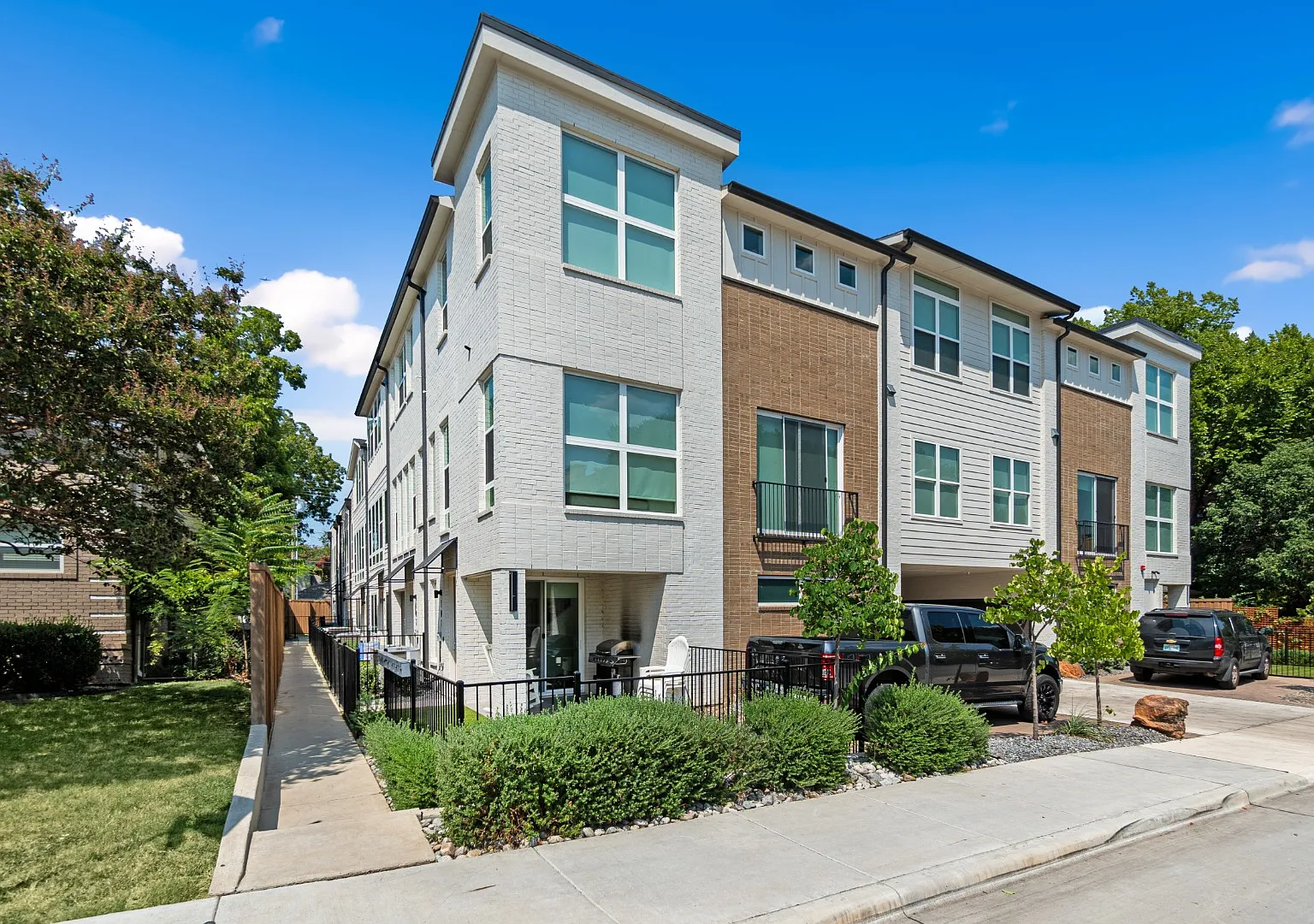 3 bedroom Lakewood Townhome Walking Distance to Whole Foods and all of your favorites! — Photo 1