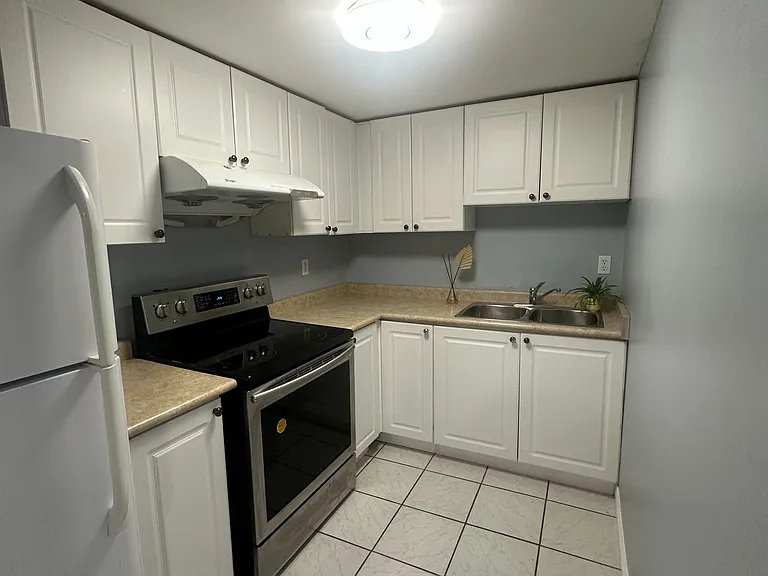 33 Kenborough Ct #BASEMENT — Photo 4