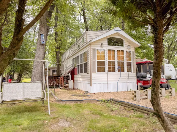 9/200 Woodhaven Dr E, Sublette, IL 61367