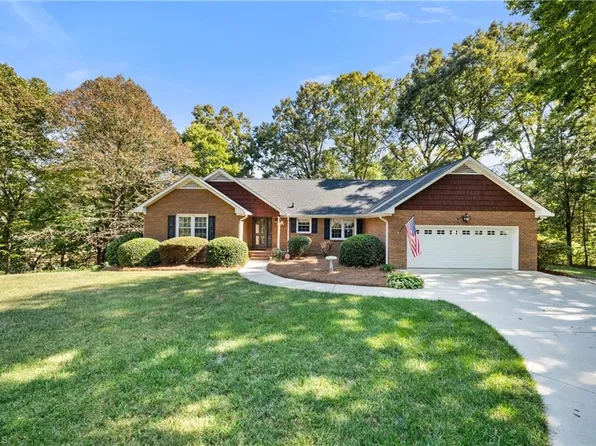6750 Leward Rd, Pfafftown, NC 27040