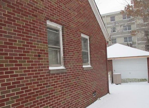 4th image of 1834 E 37th St