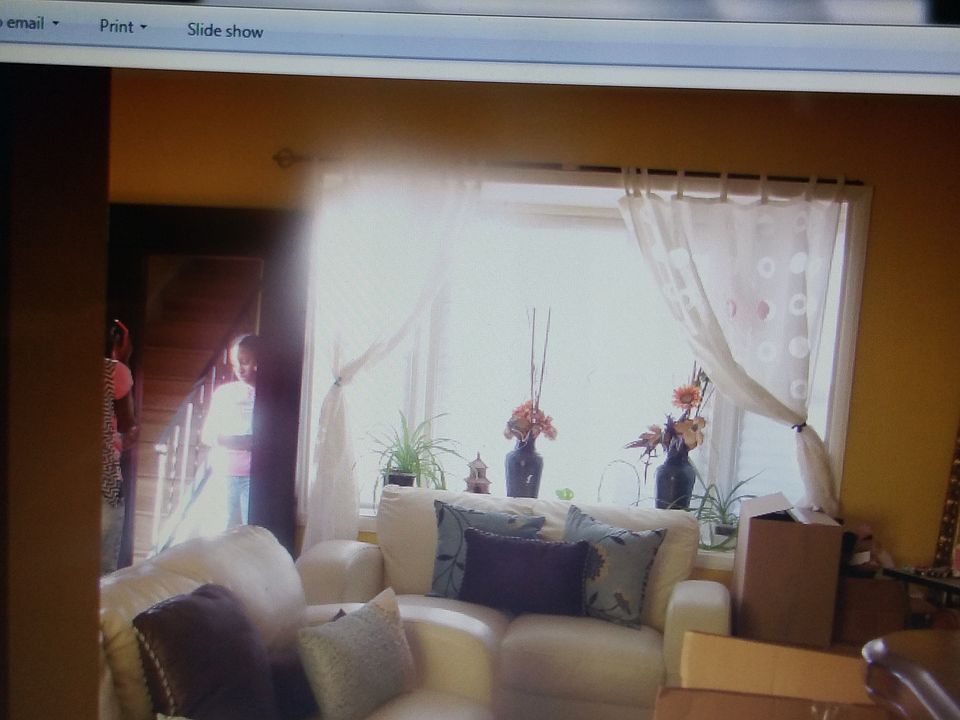 Living room, able too fit 60 inch t.v. with two sofa's , en