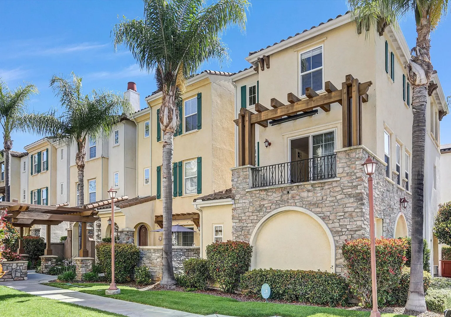 Move In Special $1000 Off - 3BD/3.5BA Detached Townhouse w/ 2 Car Garage — Photo 1