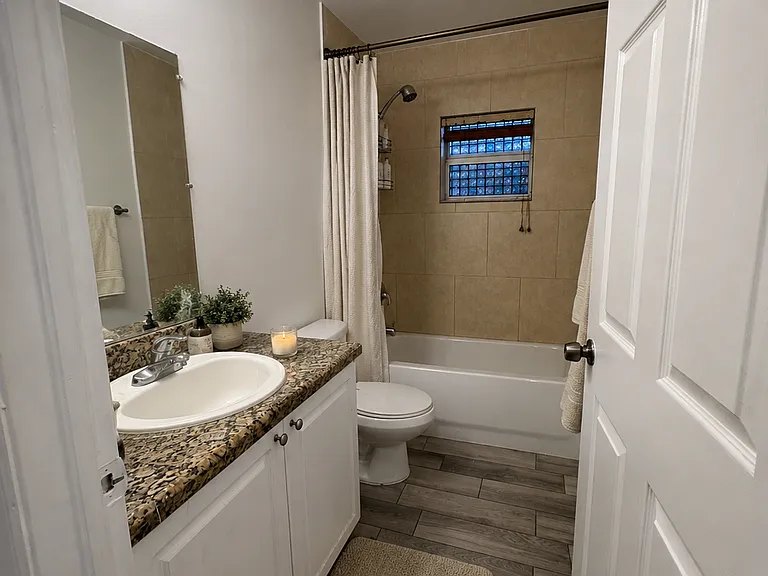 ____ Demo furnishings only. Apartment is rented unfurnished.
____ Mobiliario de muestra. El apartamento se renta sin amueblar.