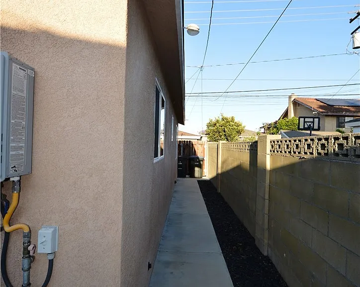 18328 Devlin Ave — Photo 24