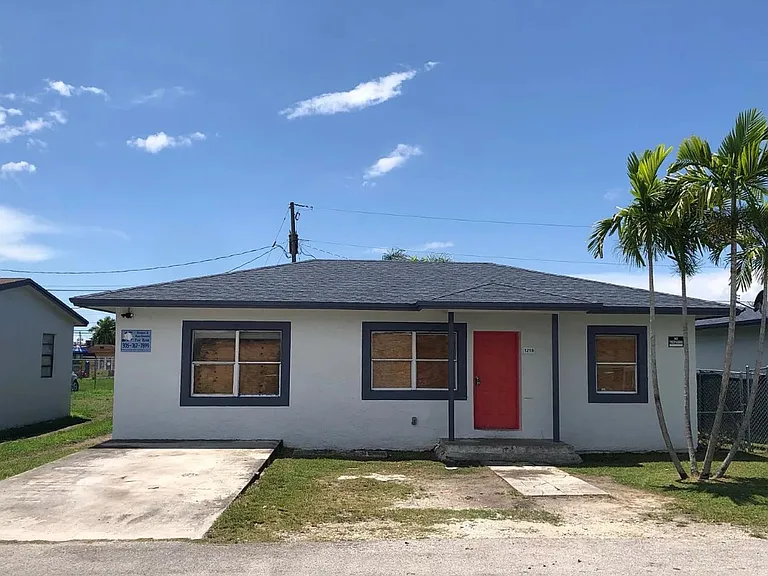 1218 NW 8th Pl — Photo 2