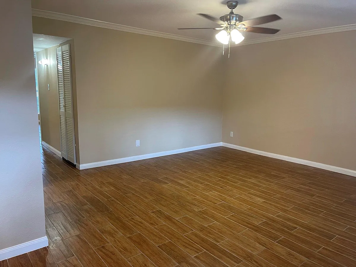 Building Photo - 5550 N Braeswood Blvd #134