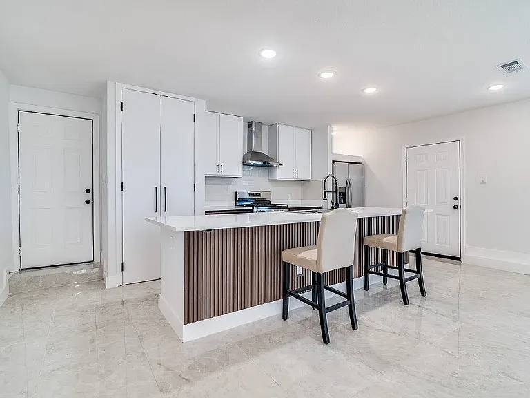 610 E Tyler St — Photo 4