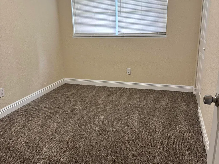1604 SE Apache Ave — Photo 5
