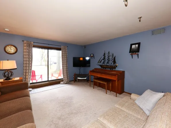 360 Park Hill Dr, Pewaukee, WI 53072