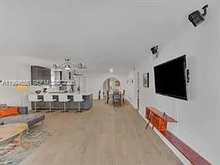 1143 Lincoln St — Photo 3