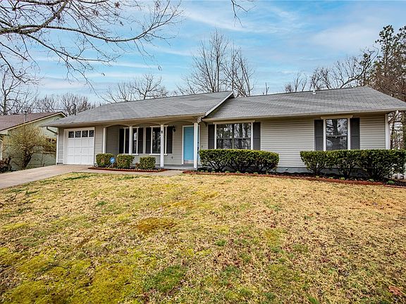2nd image of 8 Oak Knoll Ln