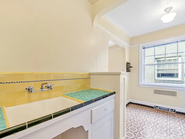 Flanders Apartments — Photo 12