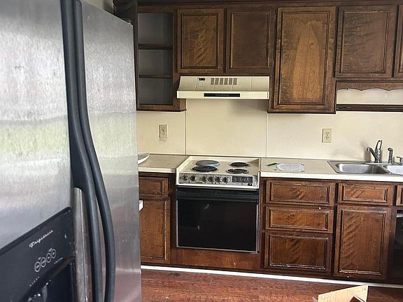 2nd image of 2 Manor Blvd