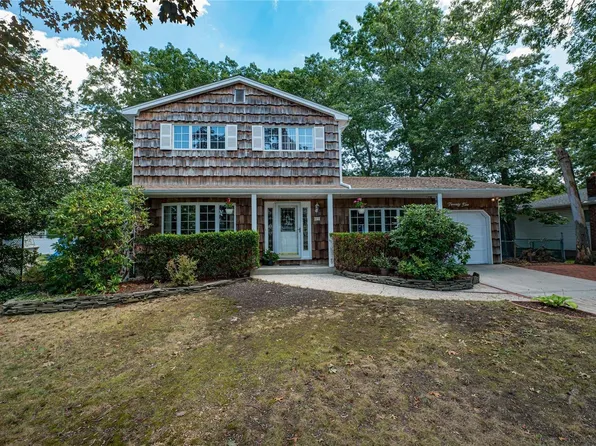 25 Mohican Avenue, Ronkonkoma, NY 11779