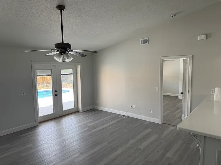 902 Fort St NW — Photo 8