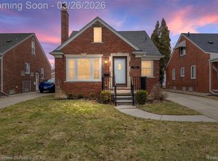 20631 Lochmoor St, Harper Woods, MI