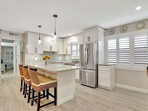 4th image of 285 Ventnor S #285