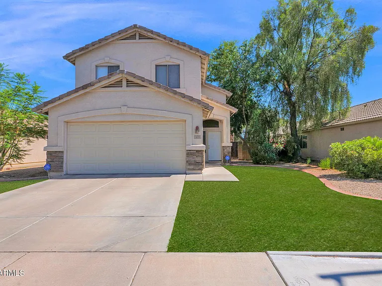3415 E Menadota Dr — Photo 1