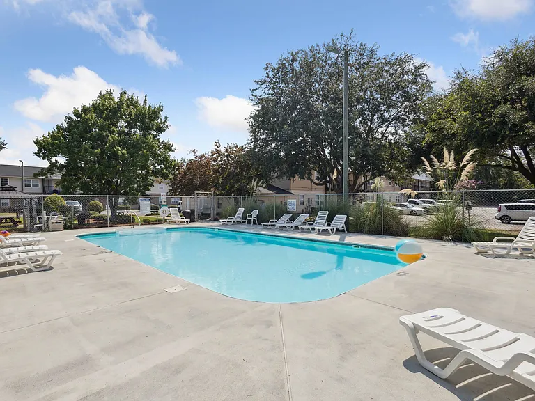 Seasons Apartments — Photo 6