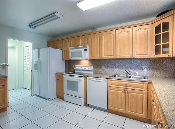 5th image of 19001 E Lake Dr