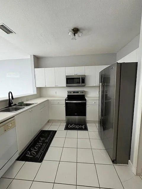 3 bed, 2.5 bath, 1450 sqft, $2,900 — Photo 2