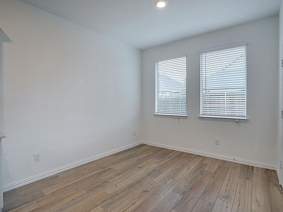2nd image of 1404 Deerfield Dr