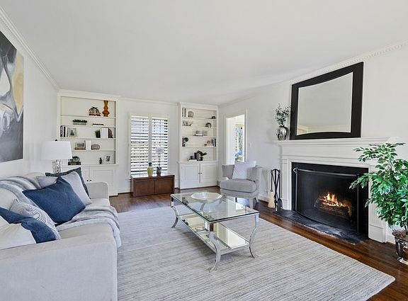 3rd image of 1044 Old Elm Ln